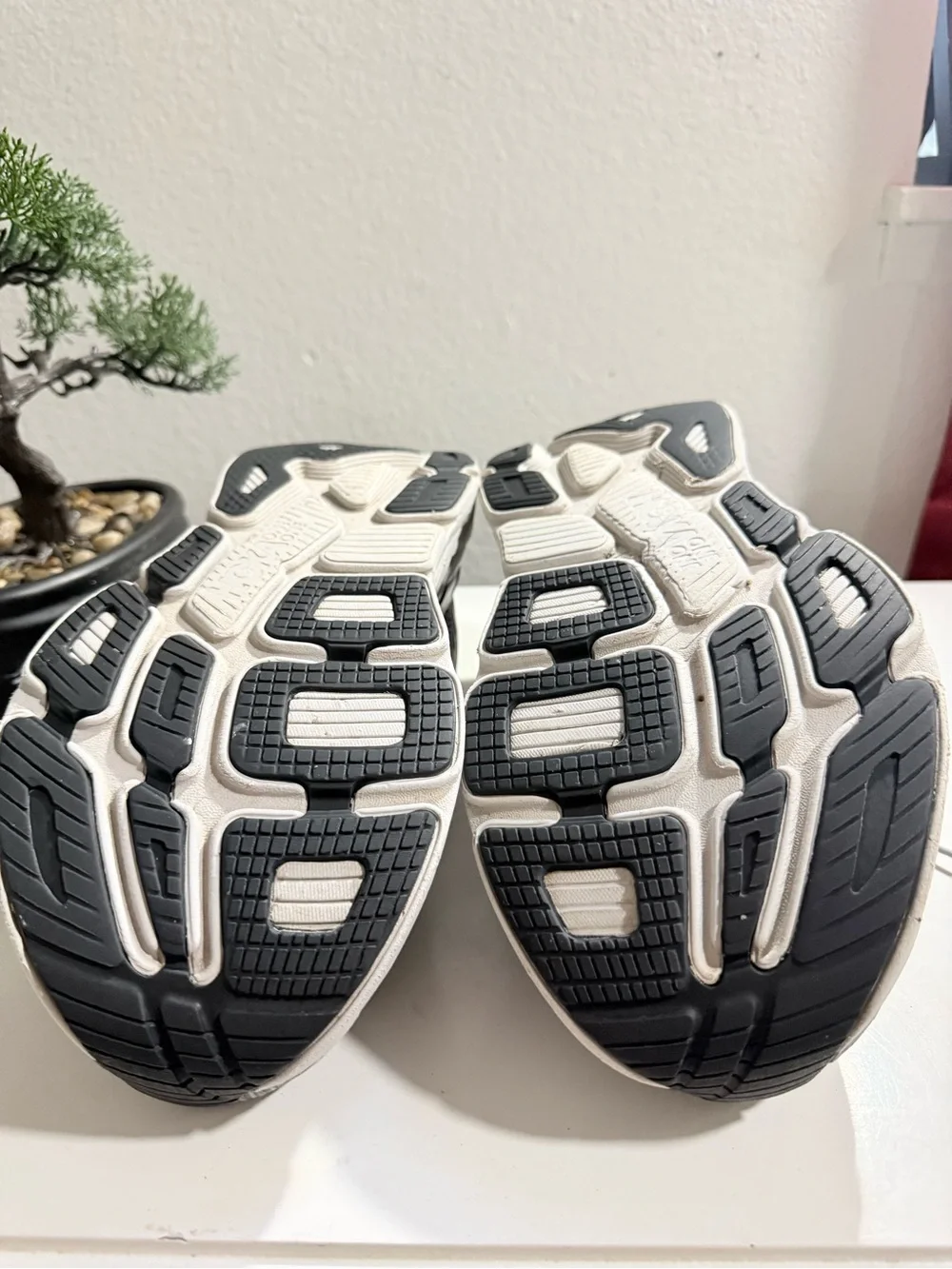 Hoka Bondi 7 men size 12 Gray and White Women's Athletic Running Shoes